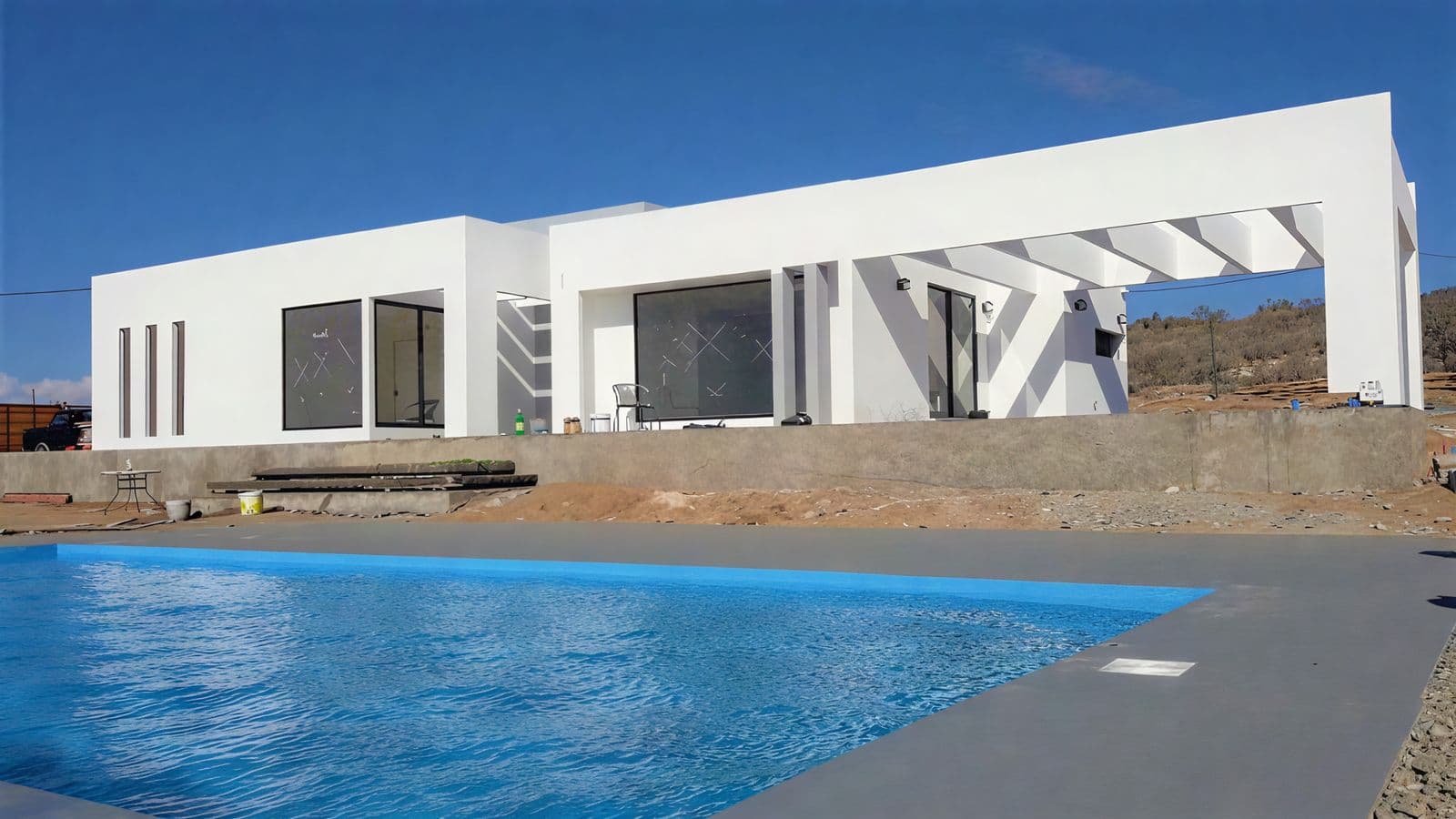 Casa Marbella construida por Premium, fachada blanca con pérgola y piscina